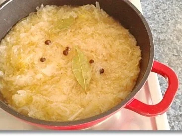 Rezept: Geschmortes Sauerkraut, Kartoffelrösti und Blutwurst darauf Bild Nr. 5 Geschmortes Sauerkraut, Kartoffelrösti und Blutwurst darauf - Rezept - Bild Nr. 5