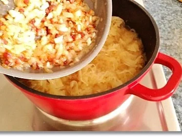 Rezept: Geschmortes Sauerkraut, Kartoffelrösti und Blutwurst darauf Bild Nr. 8 Geschmortes Sauerkraut, Kartoffelrösti und Blutwurst darauf - Rezept - Bild Nr. 8