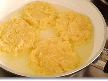 Rezept: Geschmortes Sauerkraut, Kartoffelrösti und Blutwurst darauf Bild Nr. 14 Geschmortes Sauerkraut, Kartoffelrösti und Blutwurst darauf - Rezept - Bild Nr. 14