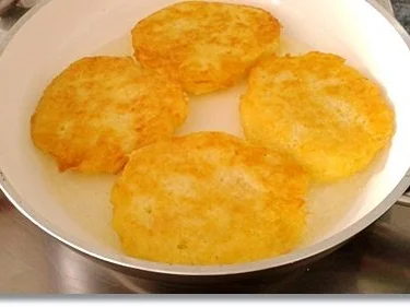 Rezept: Geschmortes Sauerkraut, Kartoffelrösti und Blutwurst darauf Bild Nr. 15 Geschmortes Sauerkraut, Kartoffelrösti und Blutwurst darauf - Rezept - Bild Nr. 15