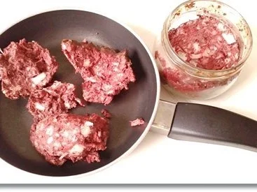 Rezept: Geschmortes Sauerkraut, Kartoffelrösti und Blutwurst darauf Bild Nr. 16 Geschmortes Sauerkraut, Kartoffelrösti und Blutwurst darauf - Rezept - Bild Nr. 16