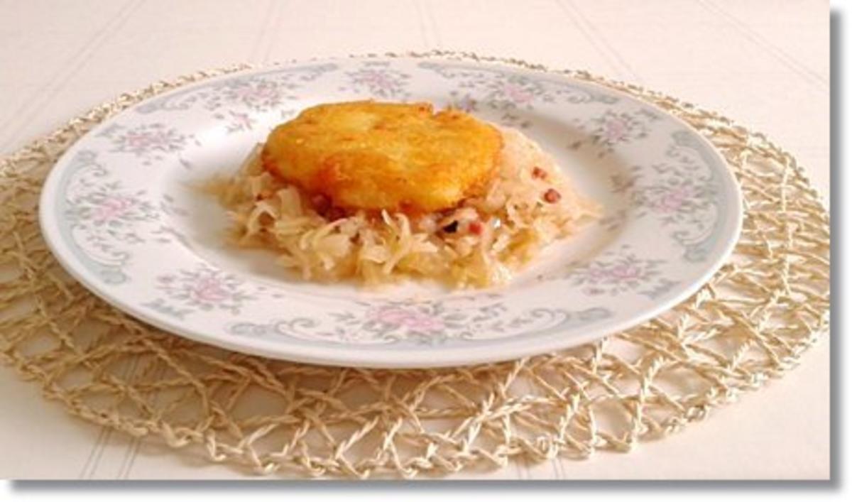 Geschmortes Sauerkraut, Kartoffelrösti und Blutwurst darauf - Rezept - Bild Nr. 19