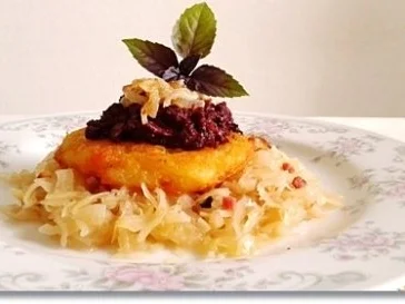 Rezept: Geschmortes Sauerkraut, Kartoffelrösti und Blutwurst darauf Bild Nr. 22 Geschmortes Sauerkraut, Kartoffelrösti und Blutwurst darauf - Rezept - Bild Nr. 22