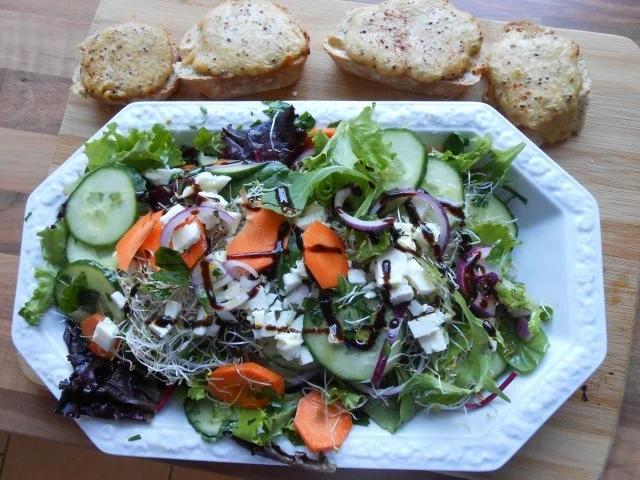 Gemischter Salat mit Welsh Rarebits - Rezept
