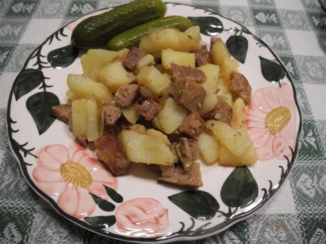 Bratkartoffeln mit Seitan und Gewürzgurken - Rezept