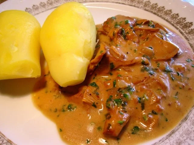 Rezept: Rahm-Pfifferlinge mit Pellkartoffeln Rahm-Pfifferlinge mit Pellkartoffeln - Rezept