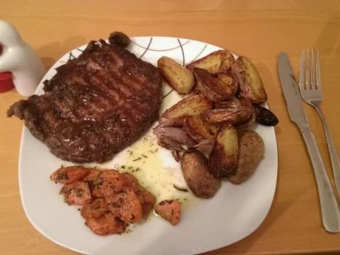 Zartes Rinder Entrecôte mit Buttermöhren und Ofenschalotten/Kartoffeln - Rezept
