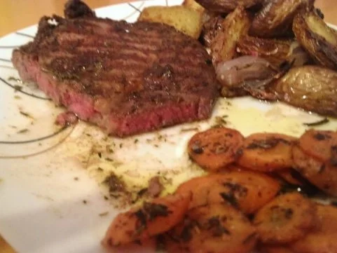 Zartes Rinder Entrecôte mit Buttermöhren und Ofenschalotten/Kartoffeln - Rezept - Bild Nr. 2