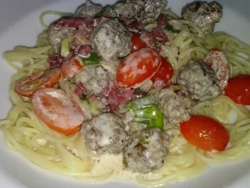 Spaghetti mit Hackbällchen in Tomatensahnesauce - Rezept