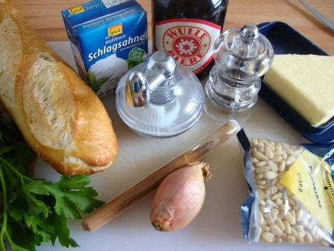 feine Biersuppe mit gerösteten Pinienkernen, fein abgestimmt mit Zimt und Muskat - Rezept - Bild Nr. 3