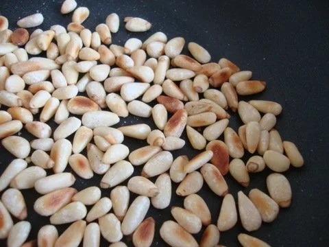 feine Biersuppe mit gerösteten Pinienkernen, fein abgestimmt mit Zimt und Muskat - Rezept - Bild Nr. 7