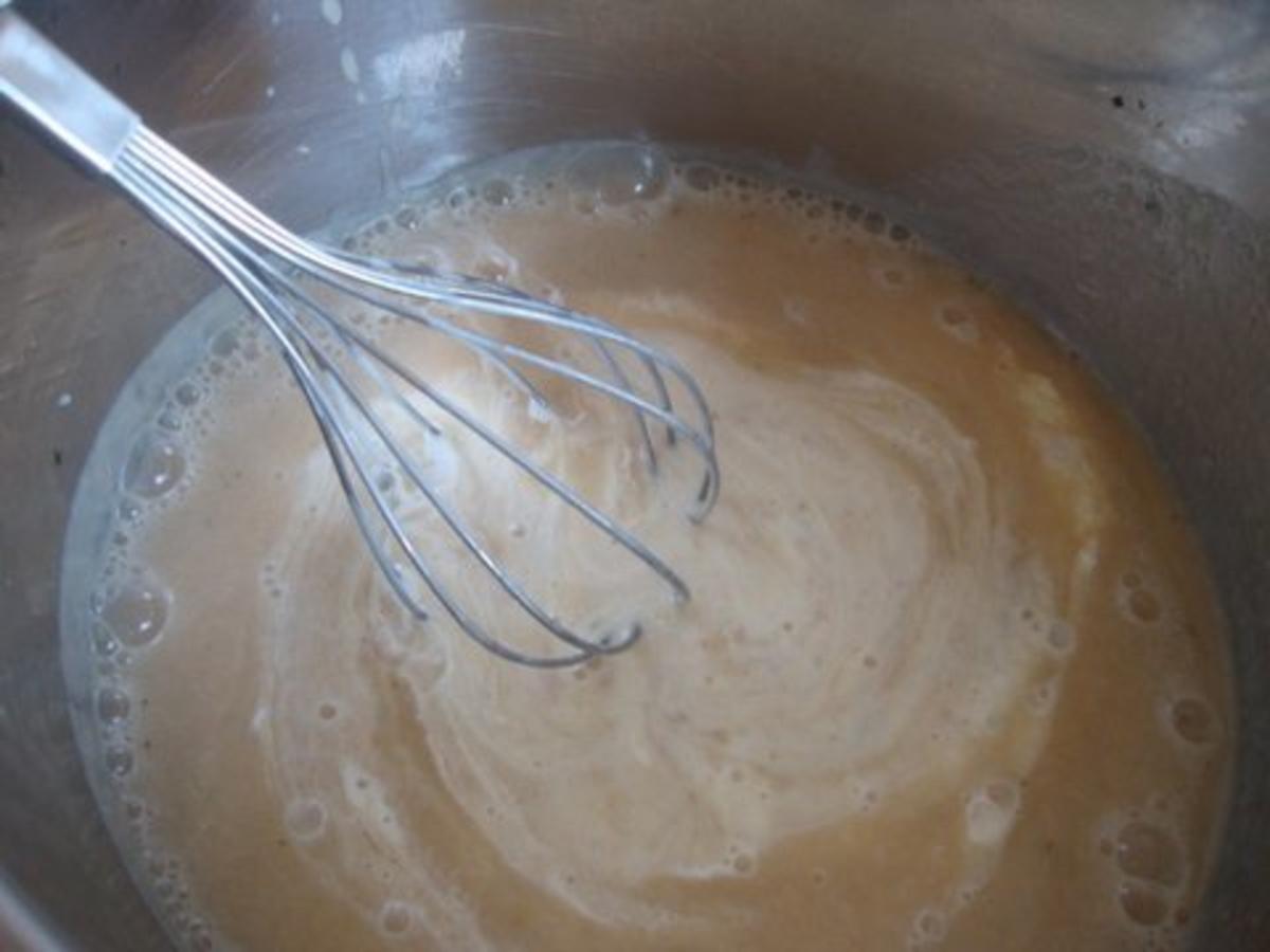 Feine Biersuppe mit gerösteten Pinienkernen, fein abgestimmt mit Zimt ...