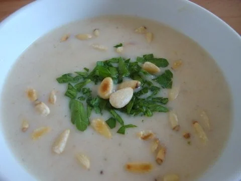 feine Biersuppe mit gerösteten Pinienkernen, fein abgestimmt mit Zimt und Muskat - Rezept