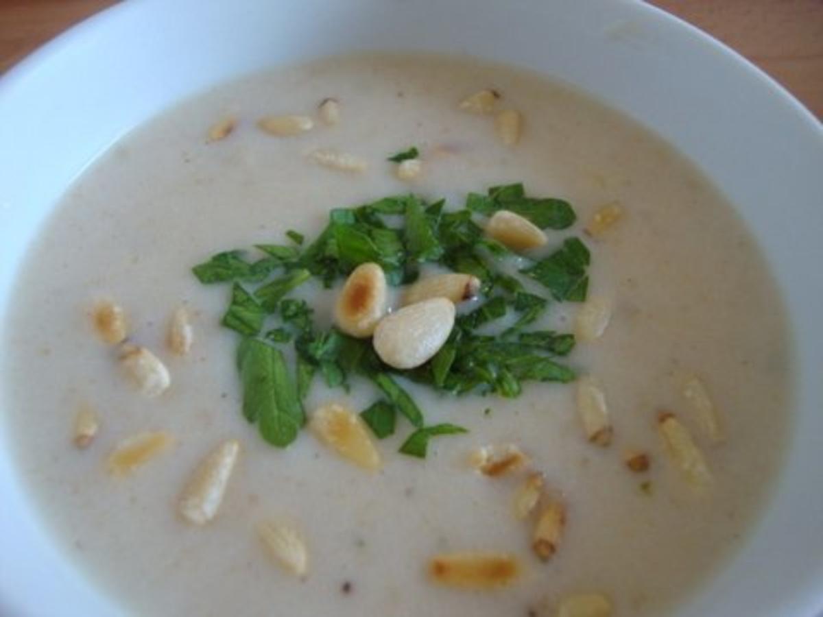 Feine Biersuppe mit gerösteten Pinienkernen, fein abgestimmt mit Zimt ...