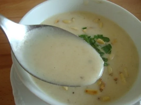 feine Biersuppe mit gerösteten Pinienkernen, fein abgestimmt mit Zimt und Muskat - Rezept - Bild Nr. 2