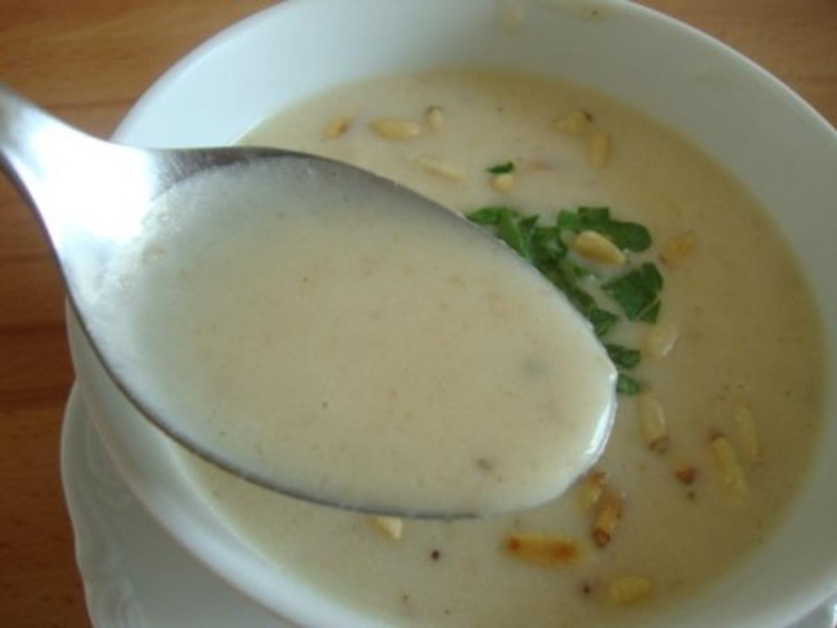 feine Biersuppe mit gerösteten Pinienkernen, fein abgestimmt mit Zimt ...