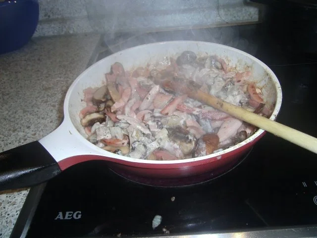 Rezept: Pfannkuchenberg mit Wurst-Champignonfüllung Bild Nr. 3 Pfannkuchenberg mit Wurst-Champignonfüllung - Rezept - Bild Nr. 3