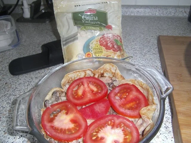 Rezept: Pfannkuchenberg mit Wurst-Champignonfüllung Bild Nr. 2 Pfannkuchenberg mit Wurst-Champignonfüllung - Rezept - Bild Nr. 2