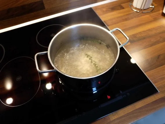 Gepökeltes und geräuchertes Schweinefilet mit Kartoffel-spalten und Speck-Böhnchen - Rezept - Bild Nr. 3