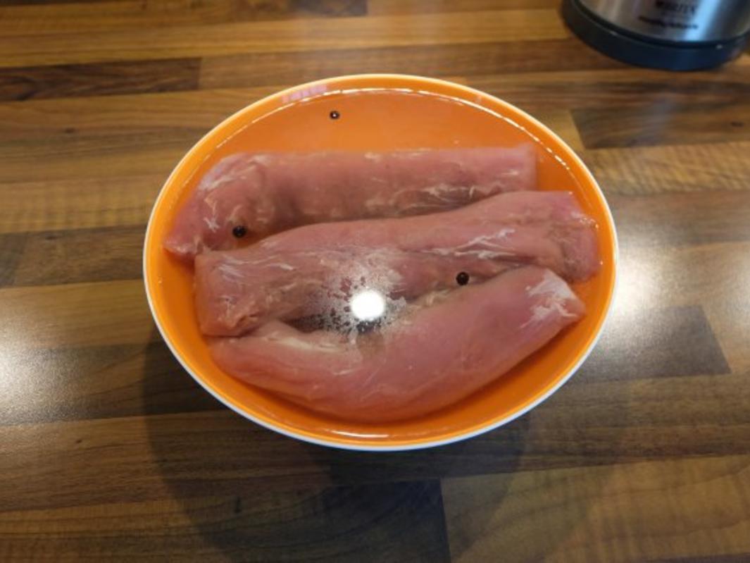 Gepökeltes und geräuchertes Schweinefilet mit Kartoffel-spalten und ...