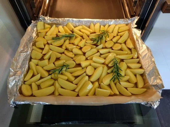 Gepökeltes und geräuchertes Schweinefilet mit Kartoffel-spalten und Speck-Böhnchen - Rezept - Bild Nr. 16