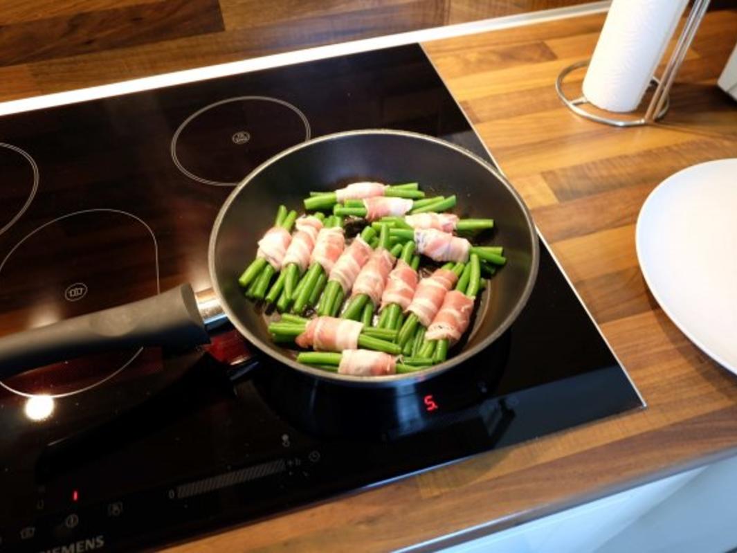 Gepökeltes und geräuchertes Schweinefilet mit Kartoffel-spalten und ...