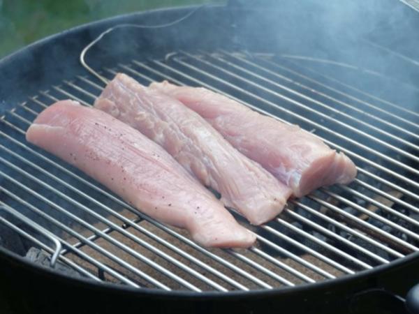 Gepökeltes und geräuchertes Schweinefilet mit Kartoffel-spalten und ...