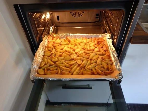 Gepökeltes und geräuchertes Schweinefilet mit Kartoffel-spalten und Speck-Böhnchen - Rezept - Bild Nr. 17