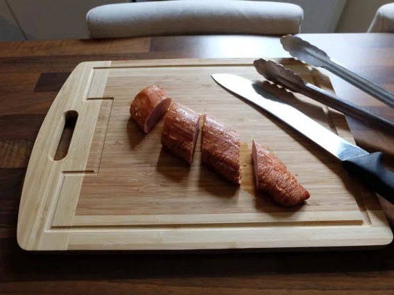 Gepökeltes und geräuchertes Schweinefilet mit Kartoffel-spalten und Speck-Böhnchen - Rezept