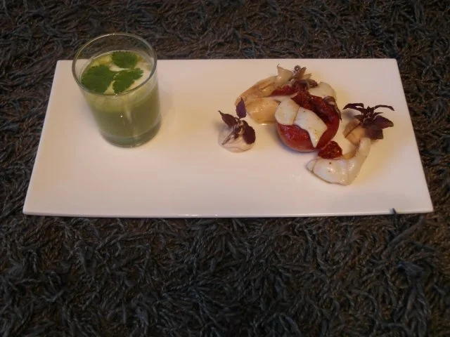 Calamaretti mit Zimt-Tomate an Ricottacrème, Erbsen-Apfel-Gazpacho & Basilikum-Mousse - Rezept