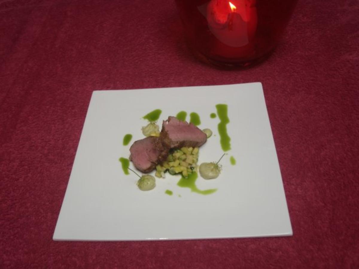 Bilder für Kalbsfilet mit Anislack an Avocado-Ananas-Salsa mit Avocadocreme und Basilikumöl - Rezept