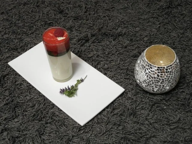 Joghurt-Thymian-Panna Cotta mit Himbeer-Espuma und Kräuter Honig-Sorbet - Rezept