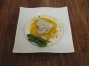 Gebratener Steinbutt auf Carpaccio von gelber Beete mit Limettenschaum und Kerbelrahmsoße - Rezept