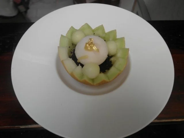 Rezept: Kokos-Melonen-Süppchen in der Galia-Melone mit Passionsfruchteis Kokos-Melonen-Süppchen in der Galia-Melone mit Passionsfruchteis - Rezept