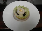 Kokos-Melonen-Süppchen in der Galia-Melone mit Passionsfruchteis - Rezept