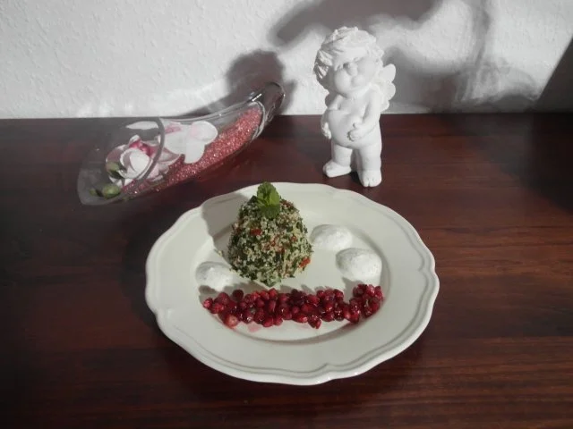 Taboulé mit Blattpetersilie, dazu Granatapfelsalat und marokkanischem Minz-Dip - Rezept