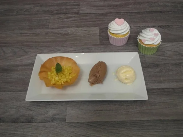 Mousse von dunkler Schokolade mit Ananas-Curry-Salat und Kokoseis - Rezept