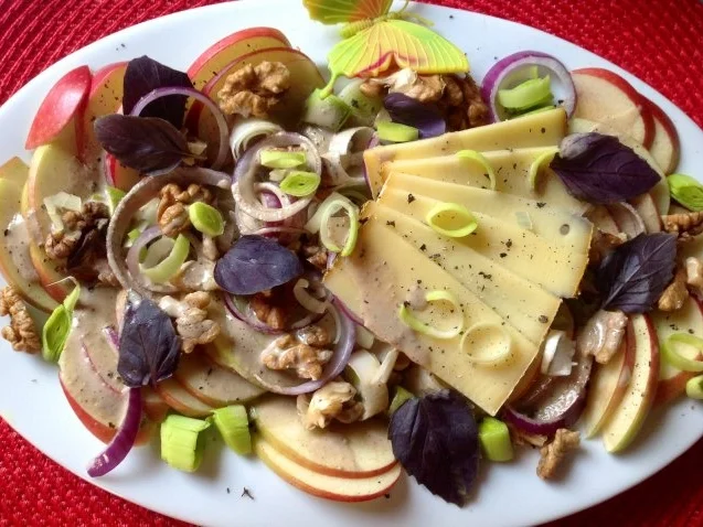 Rezept: Apfel-Porreesalat mit Walnüssen, Käse und Joghurtdressing Apfel-Porreesalat mit Walnüssen, Käse und Joghurtdressing - Rezept