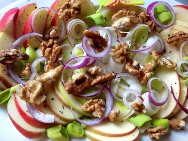 Rezept: Apfel-Porreesalat mit Walnüssen, Käse und Joghurtdressing Bild Nr. 3 Apfel-Porreesalat mit Walnüssen, Käse und Joghurtdressing - Rezept - Bild Nr. 3