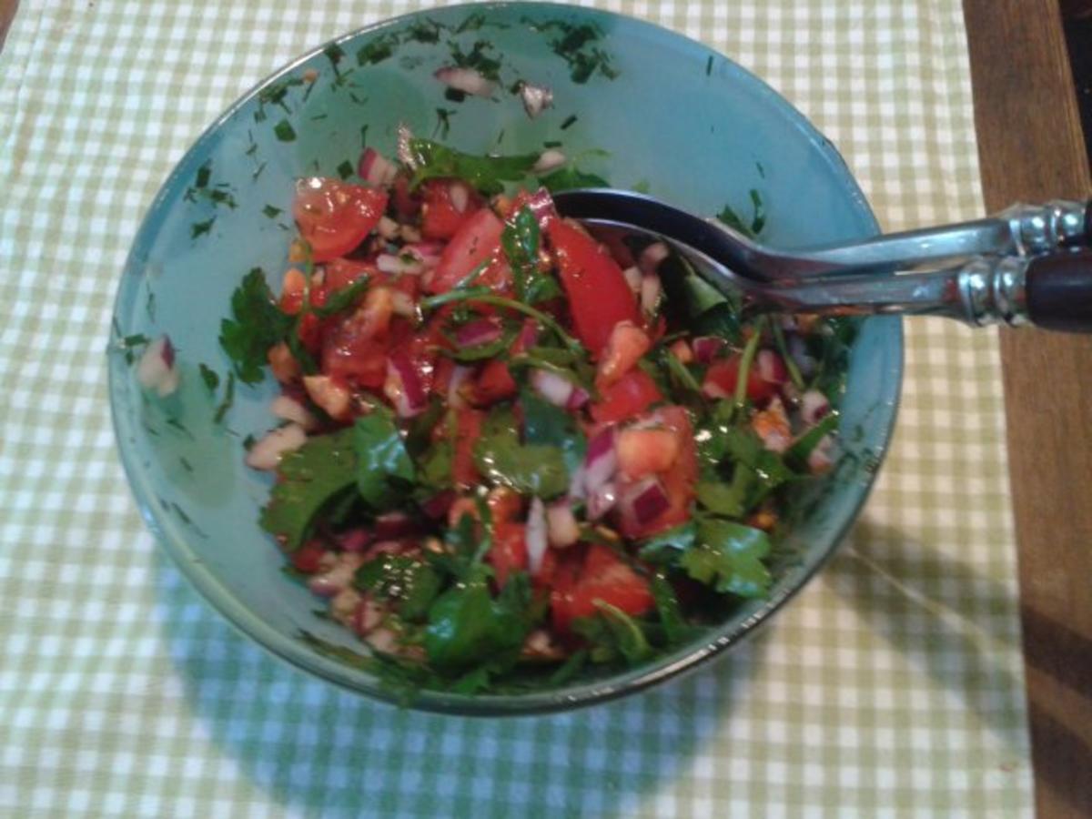 Tomatensalat mit Tomaten und glatte Petersilie - Rezept mit Bild ...