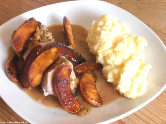 Schweinefilet mit Weinsoße und karamellisierten Apfelspalten - Rezept