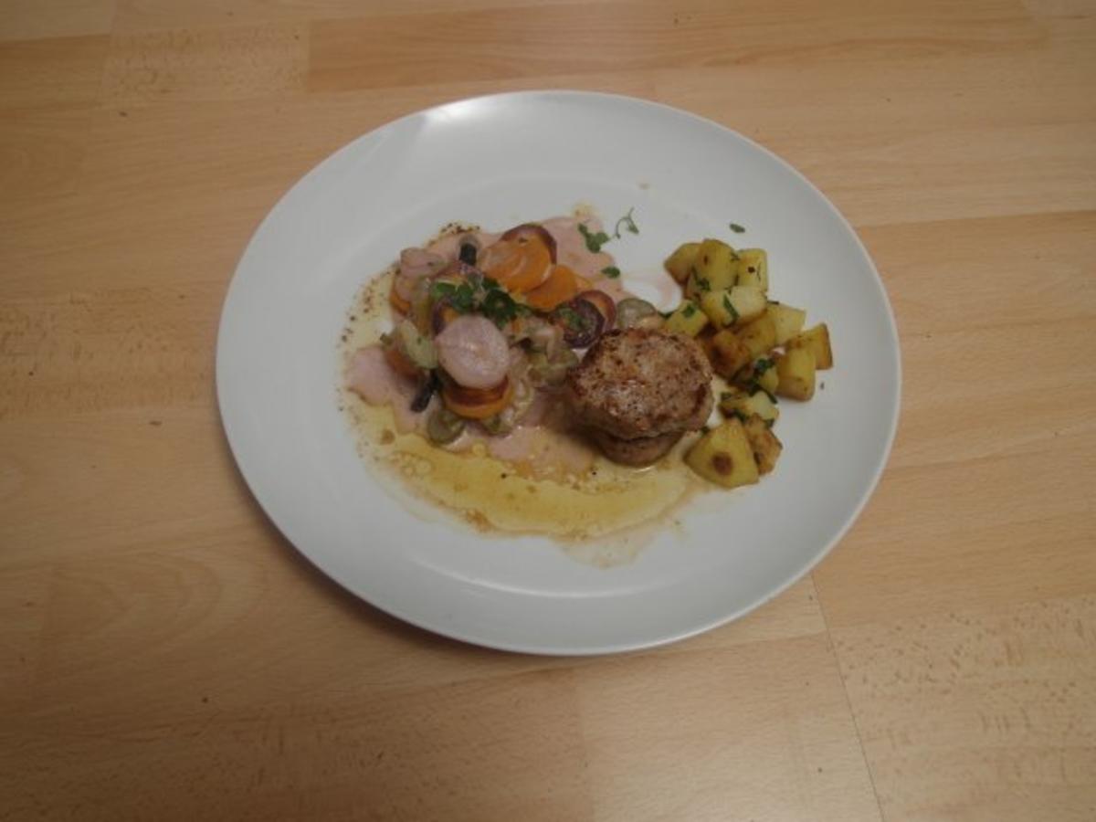 Schweinefilet auf Wurzelgemüse und Petersilienkartoffeln in brauner ...