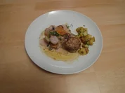 Schweinefilet auf Wurzelgemüse und Petersilienkartoffeln in brauner Butter geschwenkt - Rezept