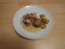 Schweinefilet auf Wurzelgemüse und Petersilienkartoffeln in brauner Butter geschwenkt - Rezept