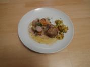 Schweinefilet auf Wurzelgemüse und Petersilienkartoffeln in brauner Butter geschwenkt - Rezept