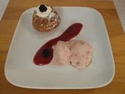 Himbeer-Rosmarin-Eis mit Mini-Gugelhupf - Rezept