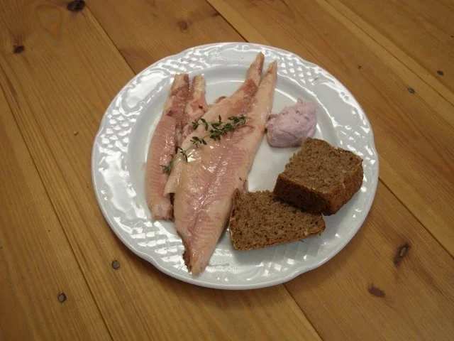 Geräucherte Forelle aus Hilgershausen am Meißner, Brombeerrahm und Selbstgebackenes Brot - Rezept