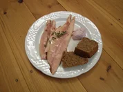 Geräucherte Forelle aus Hilgershausen am Meißner, Brombeerrahm und Selbstgebackenes Brot - Rezept