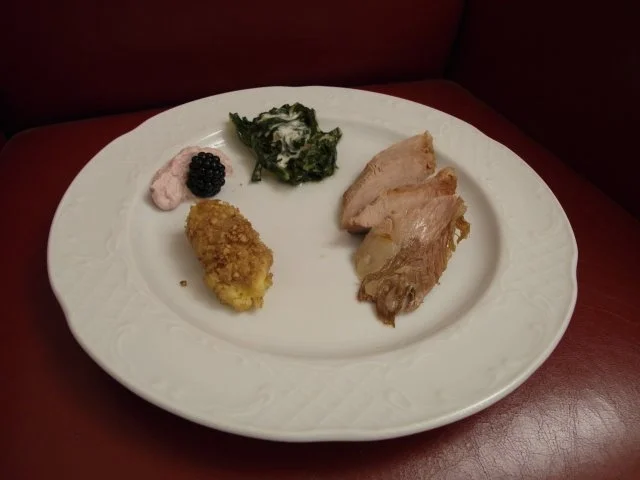 Wildschwein am Spieß über Buchenfeuer gegart, Walnusskroketten, Mangold und Brombeerrahm - Rezept