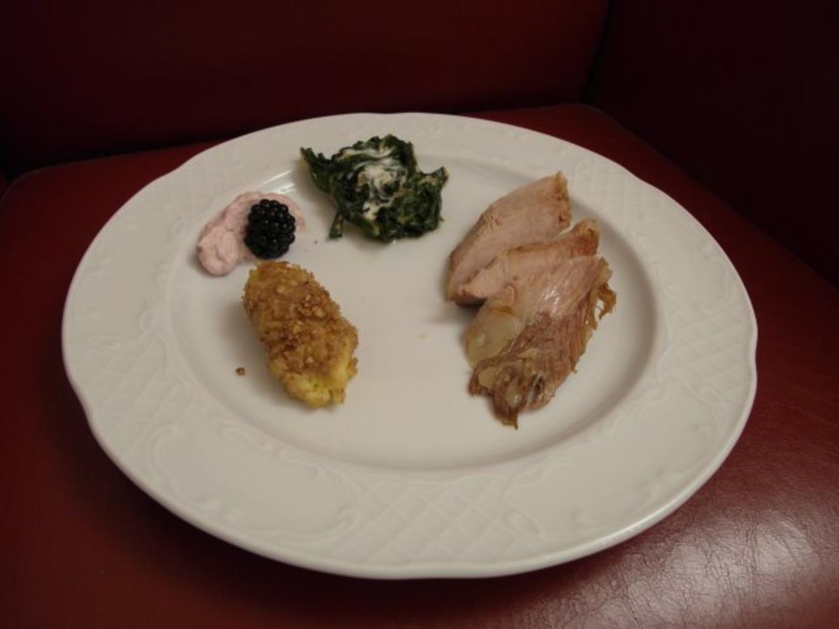 Wildschwein am Spieß über Buchenfeuer gegart, Walnusskroketten, Mangold und Brombeerrahm Wildschwein am Spieß über Buchenfeuer gegart, Walnusskroketten, Mangold und Brombeerrahm